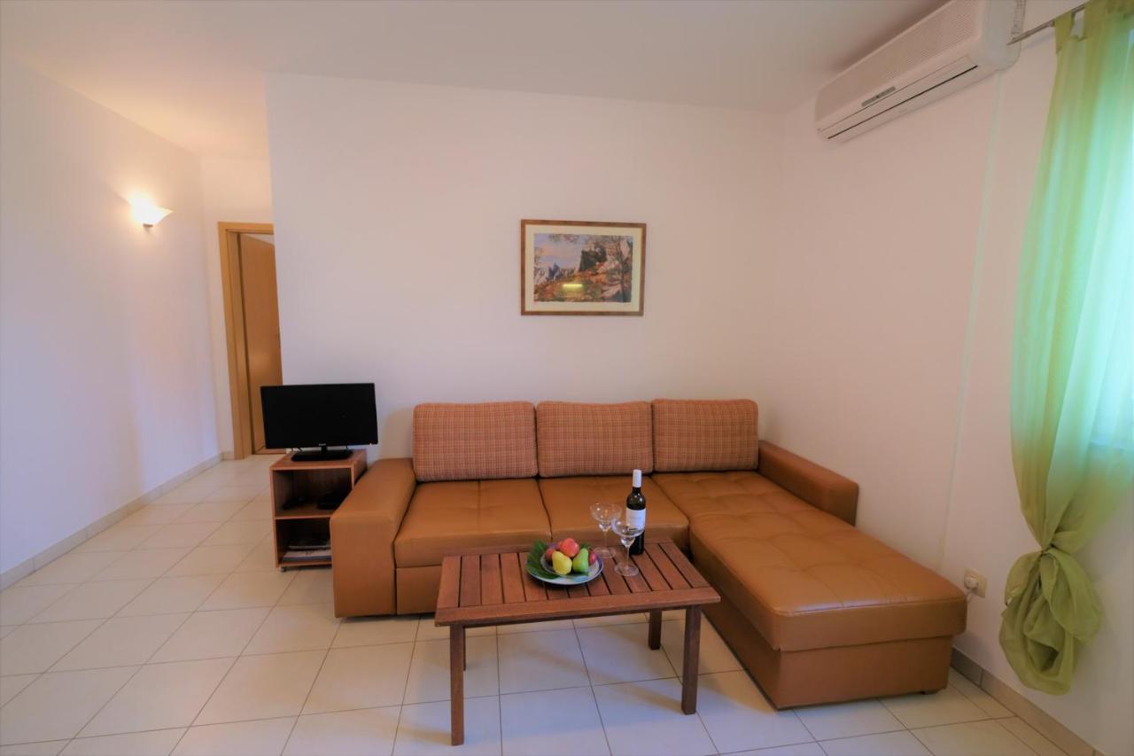Apartments Coral, Klimno, Island Krk Eksteriør bilde